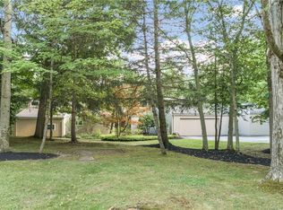 92 Wychwood Dr, Moreland Hills, OH