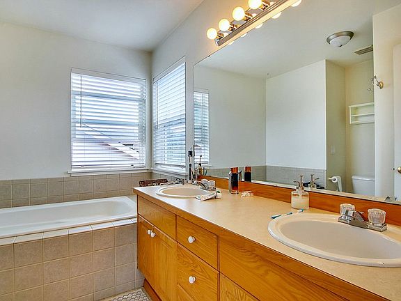 4th image of 10806 181st Avenue Pl E