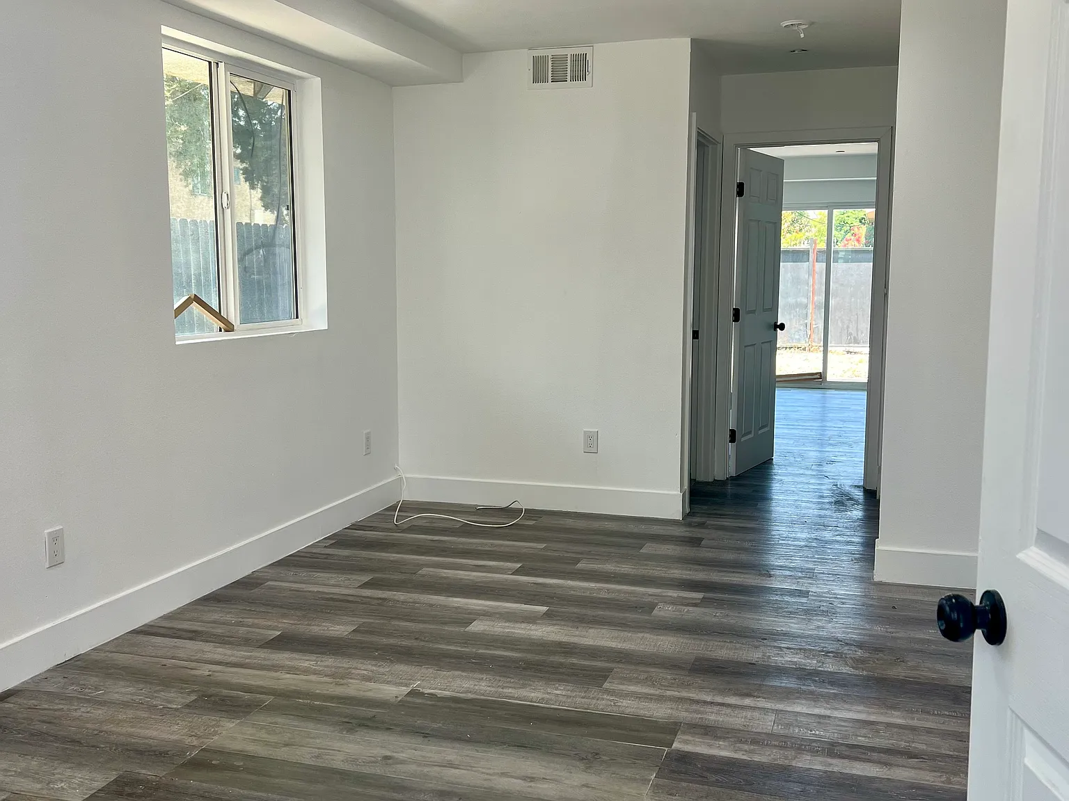 5 bed, 2500 sqft, $4,550 — Photo 4
