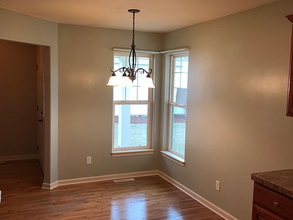 Room Size:  18.5 x 10.6