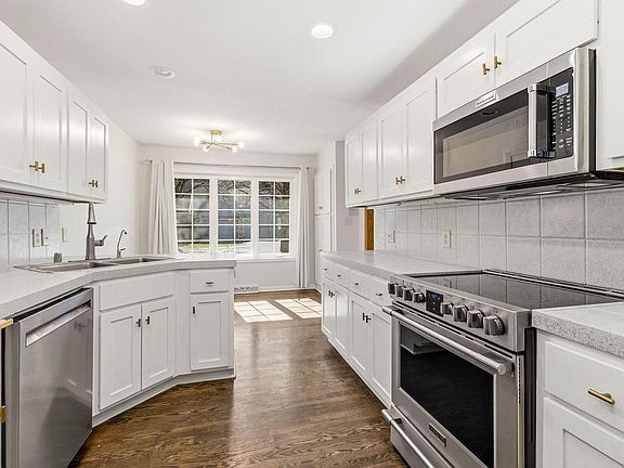 4th image of 738 Elm Grove ROAD