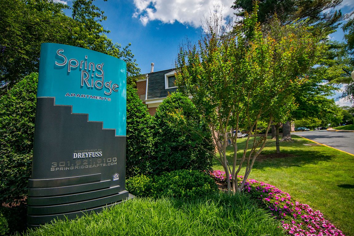 Spring Ridge Apartments Signage 09