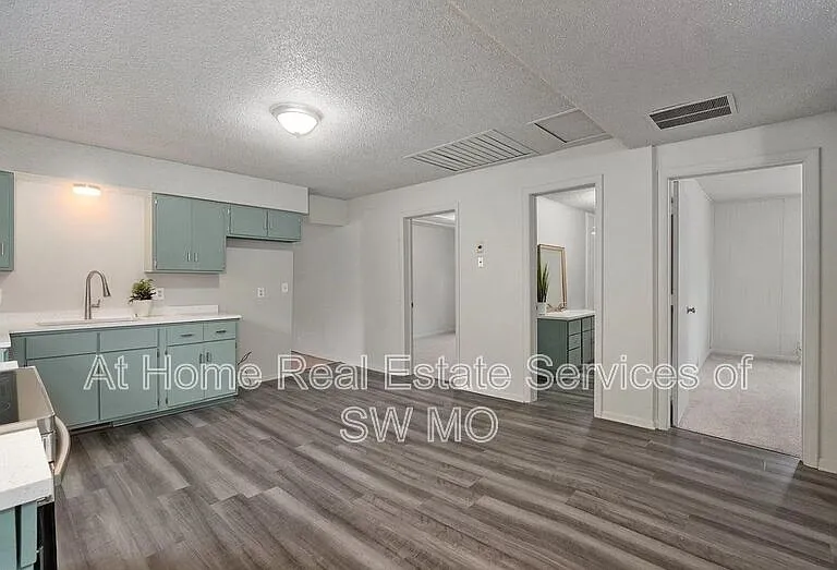 1621 W Lee St — Photo 7