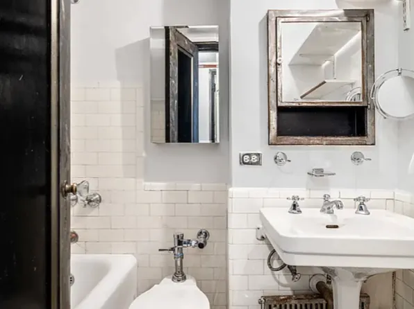 320 East 42nd Street image 7 of 11