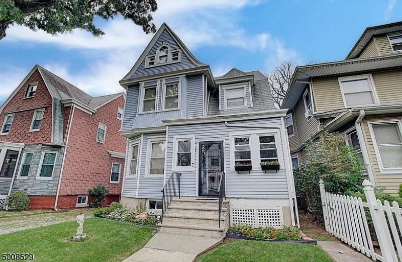 1st image of 9 Hawthorne Pl
