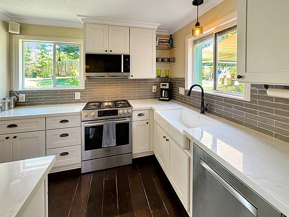 4th image of 792 Acorn Way