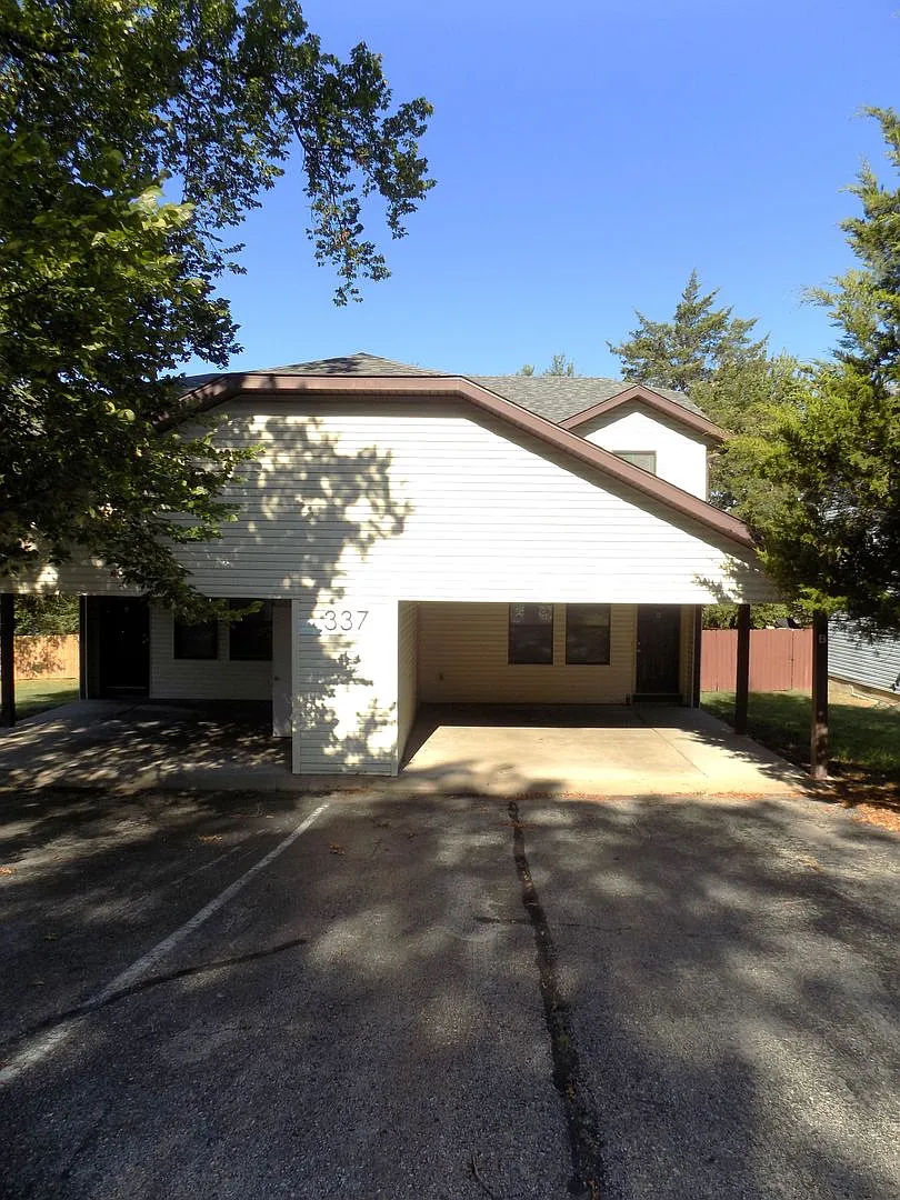 337 Hawthorne Unit B — Photo 1