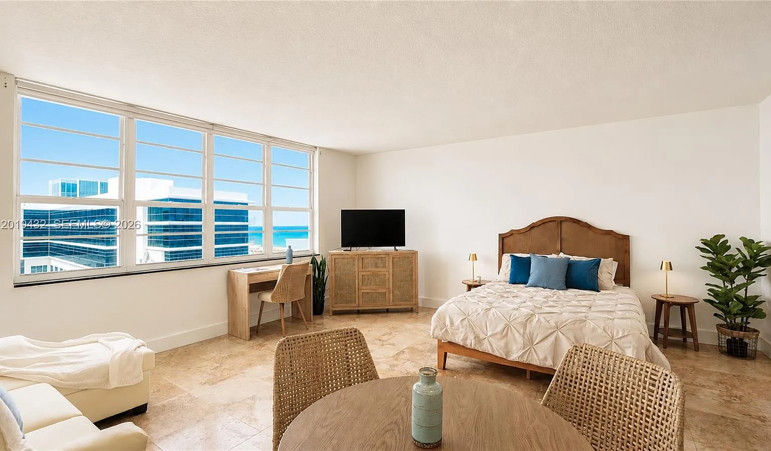 The Decoplage Condo — Photo 2