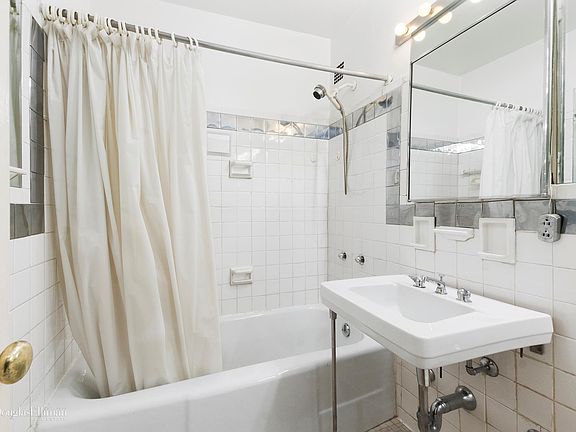 4th image of 136 E 56th St APT 7L