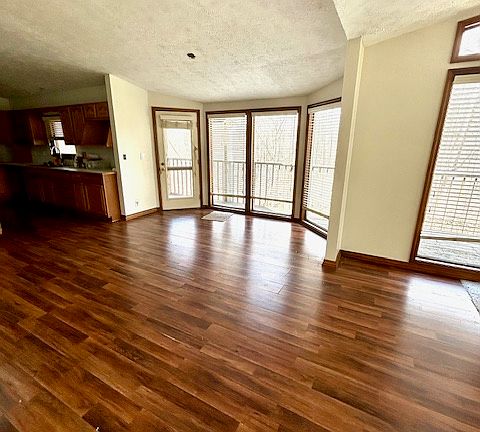 Kitchen & Dining areas have laminte flooring with access to the private deck