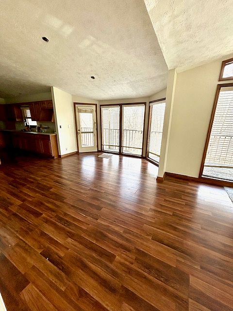 Kitchen & Dining areas have laminte flooring with access to the private deck