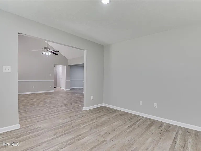 7604 Pleasantville Way — Photo 9