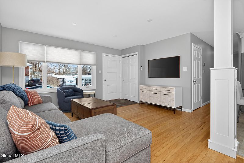 3rd image of 72 Pinehurst Avenue