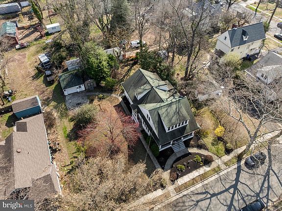 5th image of 117 Leslie Ave