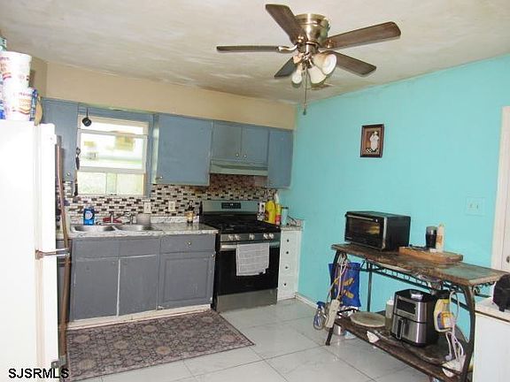 5th image of 12 Renee Dr
