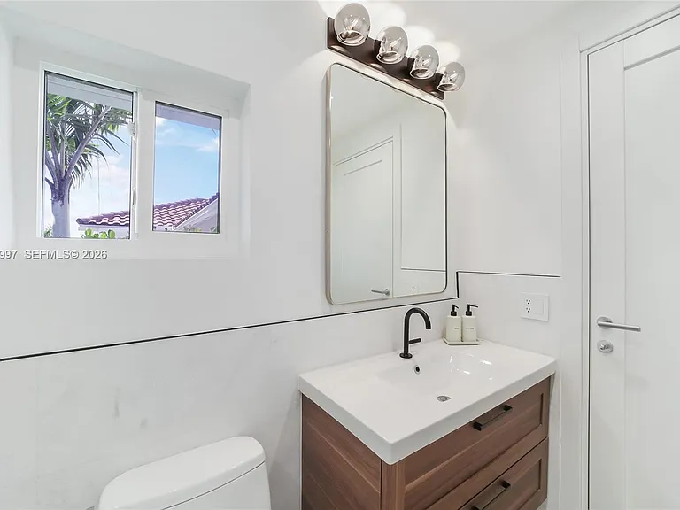 1316 N Venetian Way — Photo 62