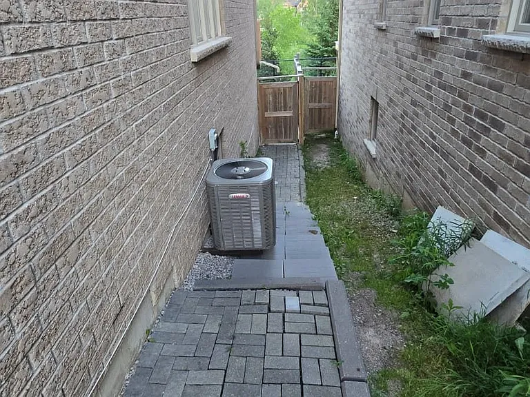 105 Stockell Cres — Photo 2