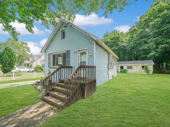 248 E 17th Street, Huntington Station, NY 11746