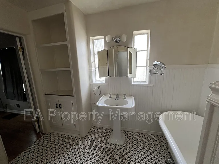 411 Wellesley Dr SE — Photo 13