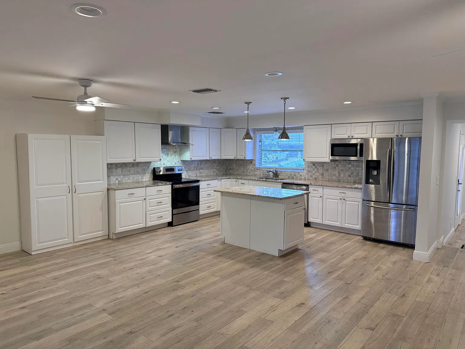 3 bed, 2.0 bath, 2056 sqft, $4,500 — Photo 2