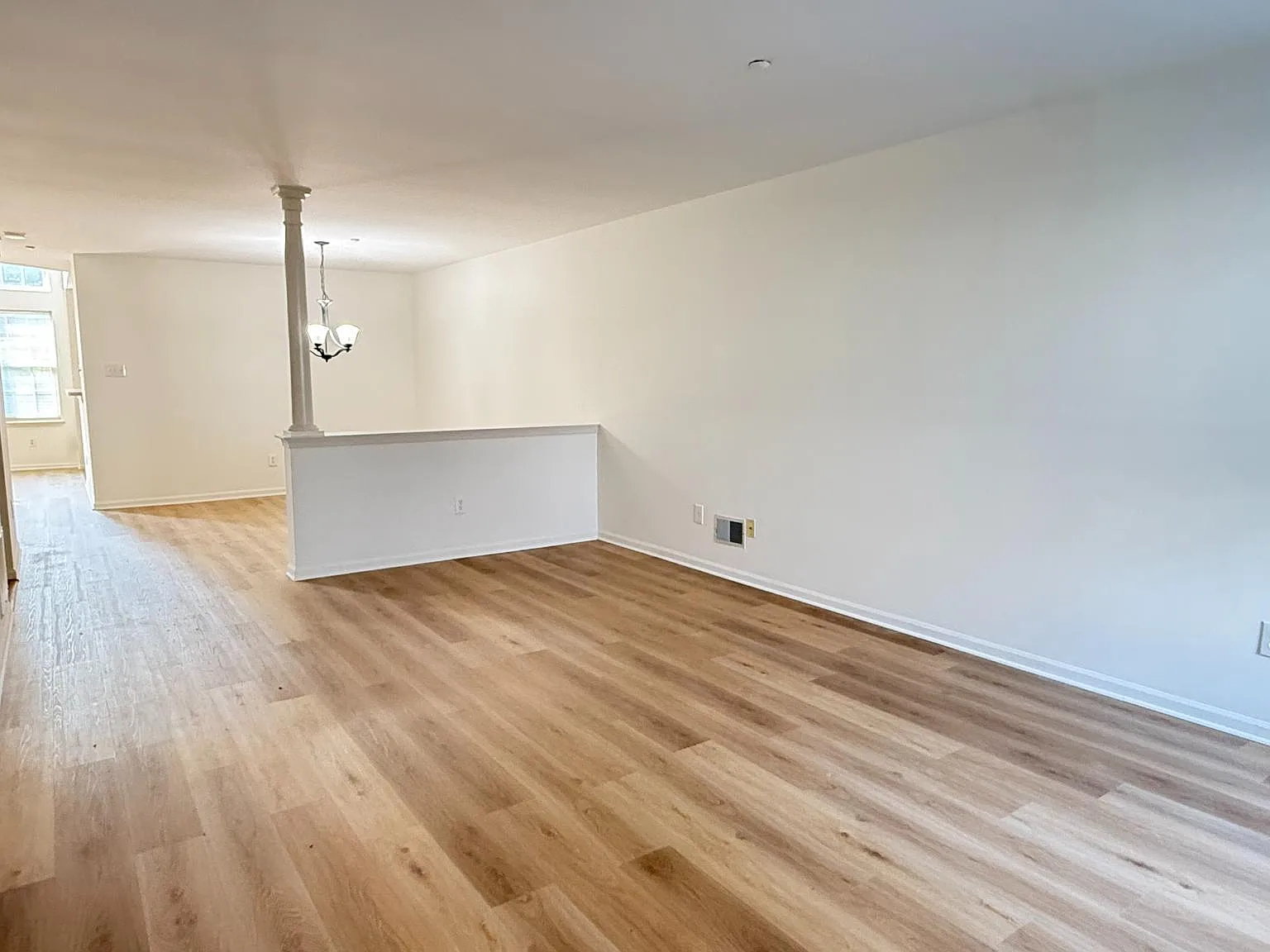 3 bed, 2.5 bath, 1900 sqft, $3,295 — Photo 4