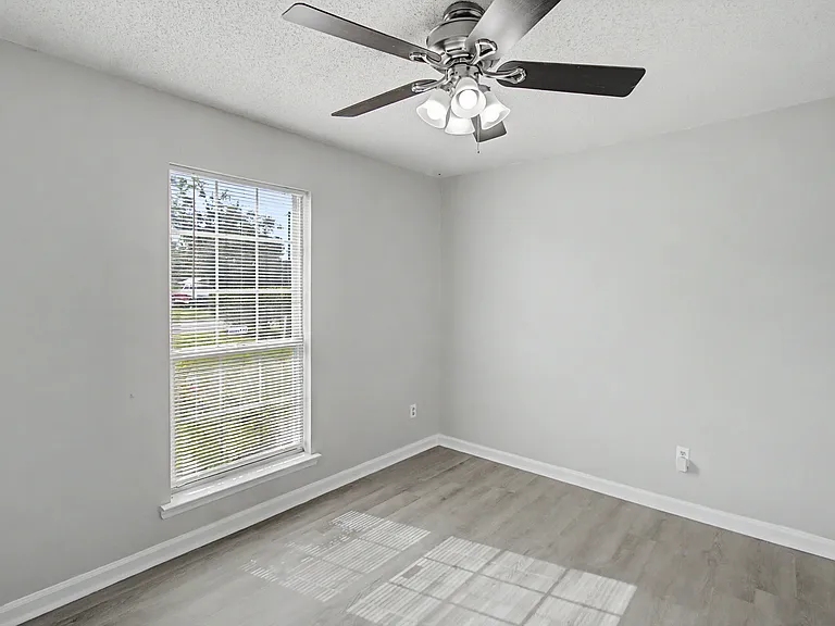 1651 Latham Ct — Photo 18