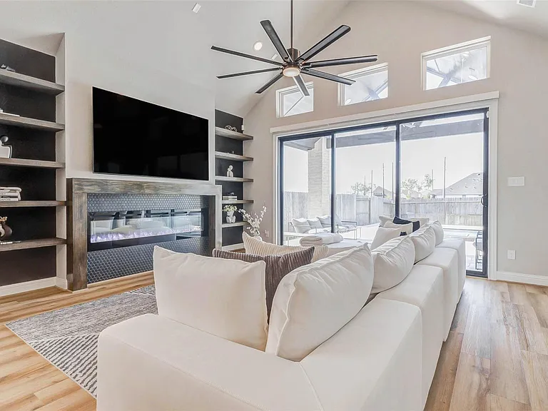 1719 Rustling Creek Dr — Photo 18