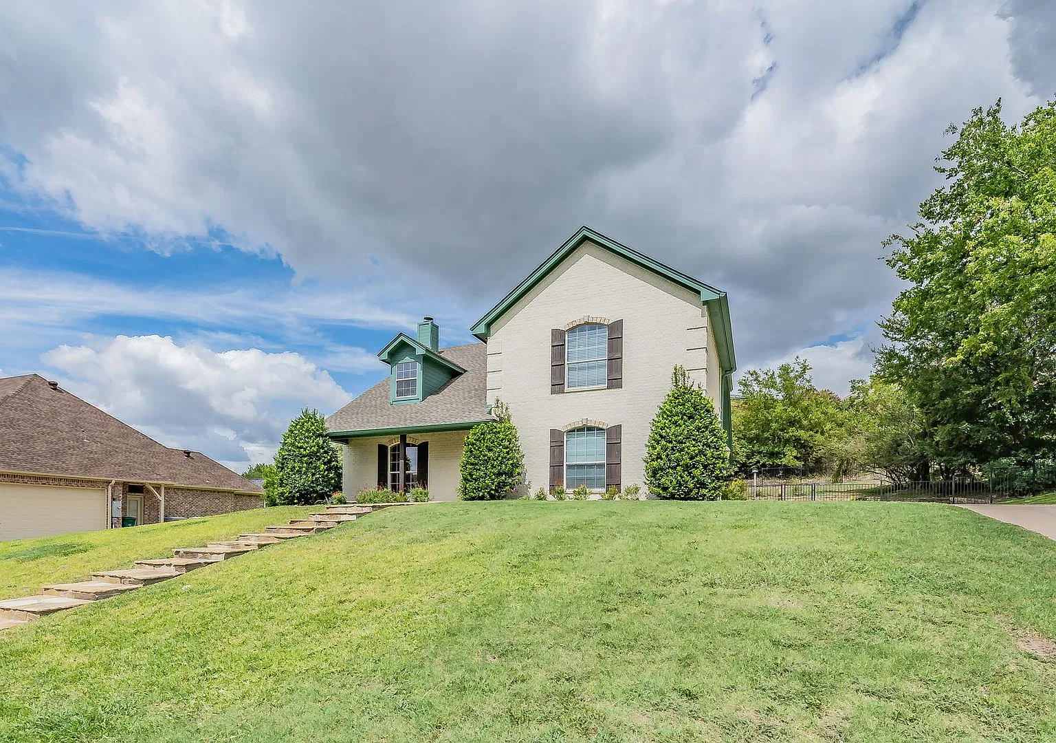 Beautiful 3 Bedroom Home in Lost Creek — Photo 2