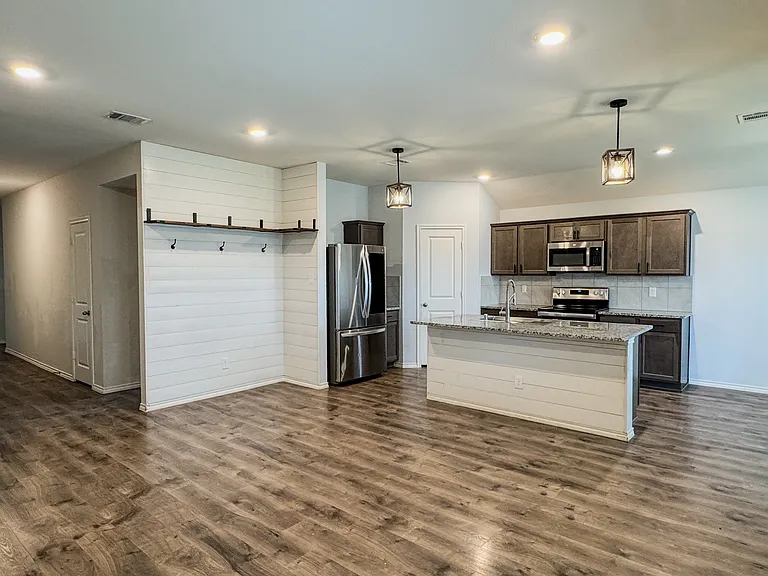 801 Meadow Creek Ln — Photo 6