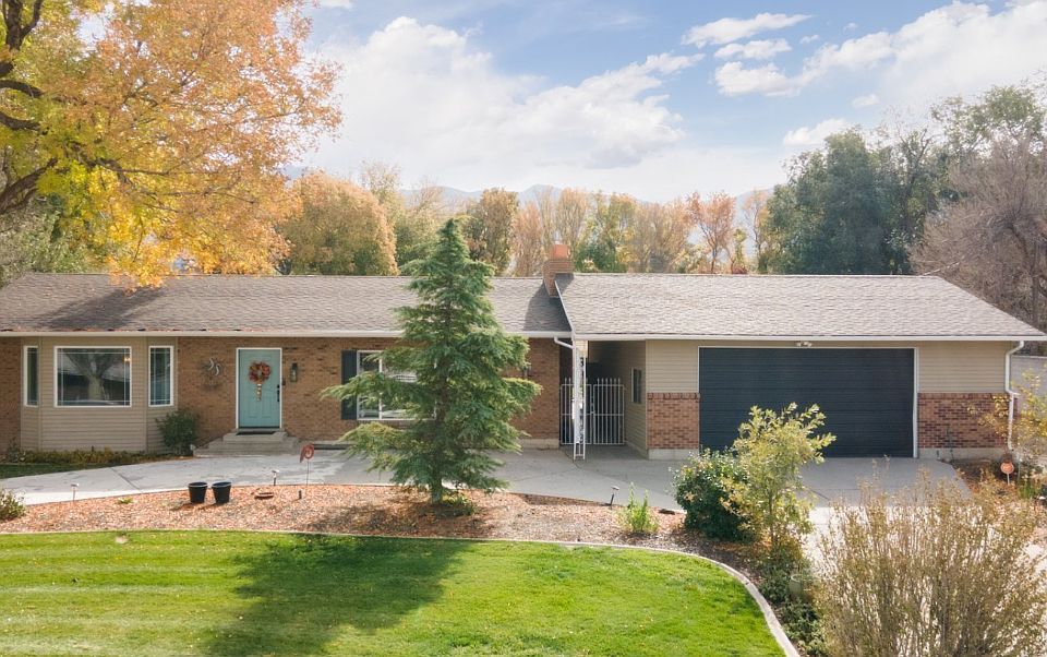 2nd image of 866 E Canyon Breeze Ln