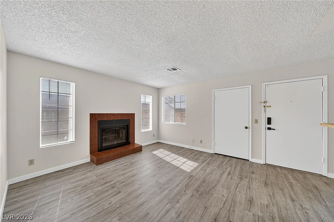 2 bed, 1.0 bath, 3112 sqft, $1,175 — Photo 3