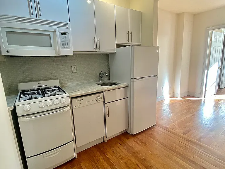 405 E 69th St #5D — Photo 1