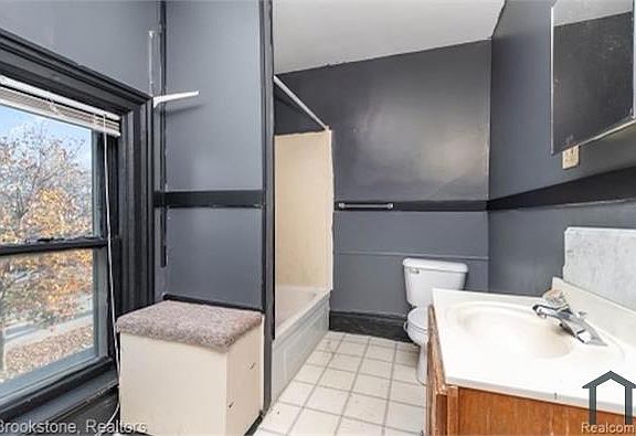 4th image of 1003 Court St #2