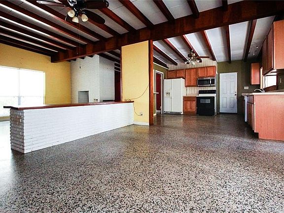 4th image of 301 E 23rd St