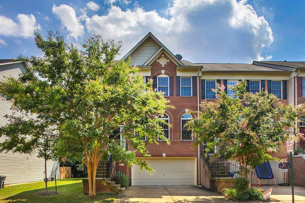 3 bed, 2600 sqft, $3,900 — Photo 1