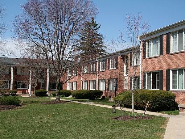 1st image of 32718 Grand River Ave Unit B28