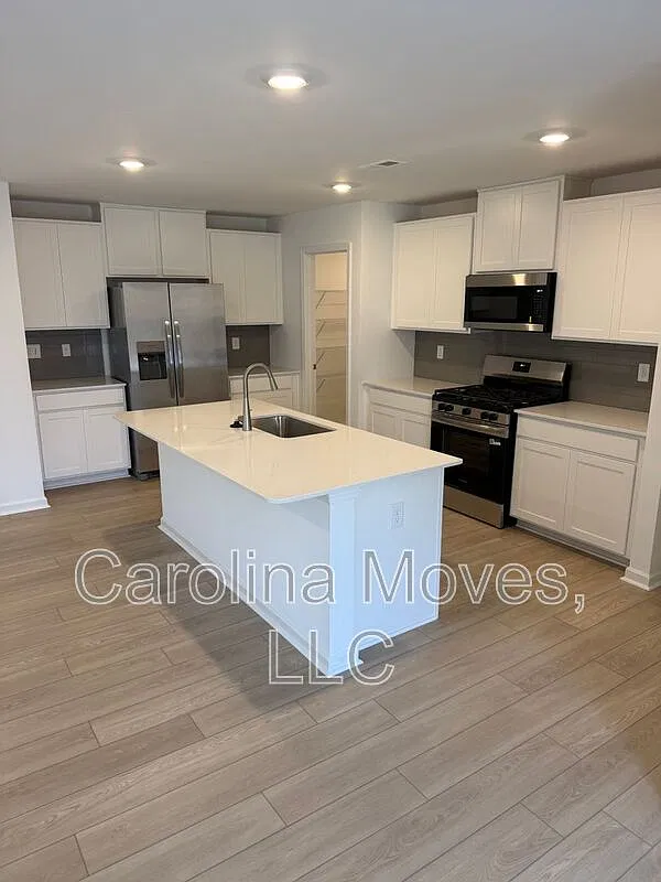 5 bed, 3.0 bath, 2578 sqft, $2,195 — Photo 2