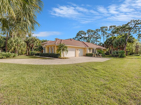 2nd image of 113 NE Charleston Oaks Drive