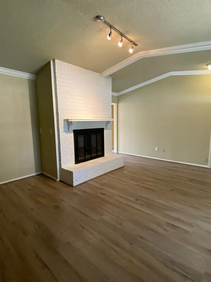 4 bedroom, 2 bath house!! — Photo 2