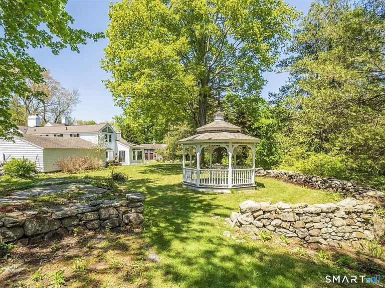 1090 Ridgefield Rd — Photo 32