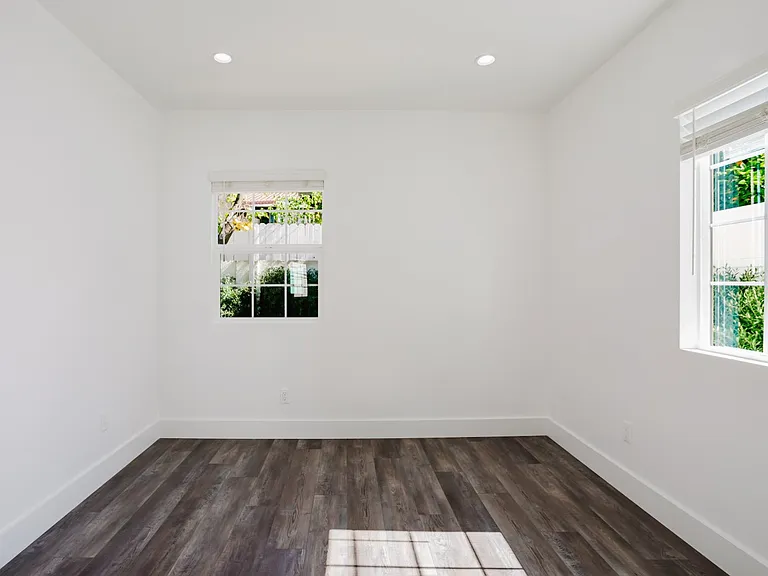 13521 Hamlin St — Photo 15
