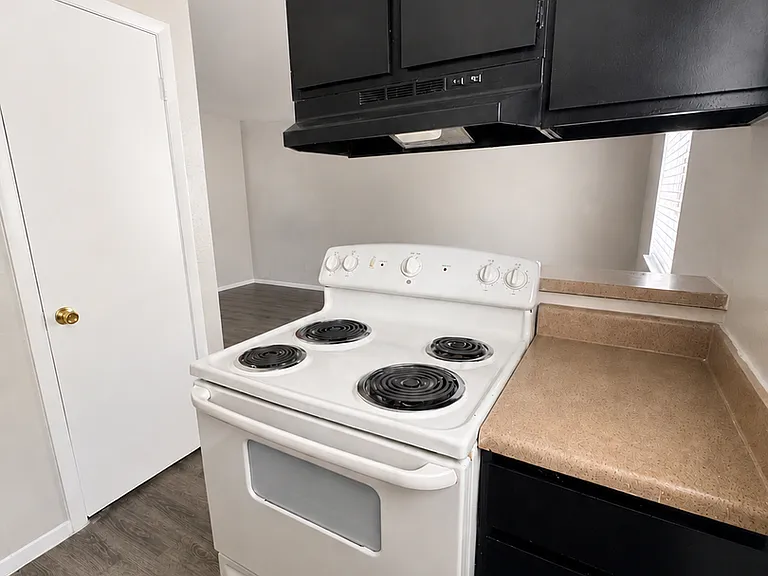 Southland Apartments — Photo 6