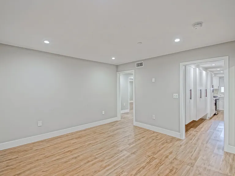 1923 Vanderbilt Ln — Photo 6