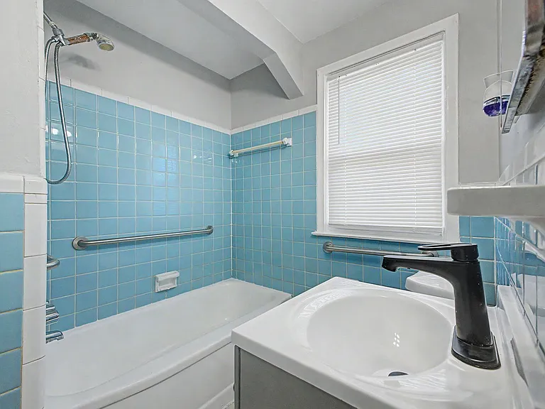 15712 Vaughan St — Photo 6