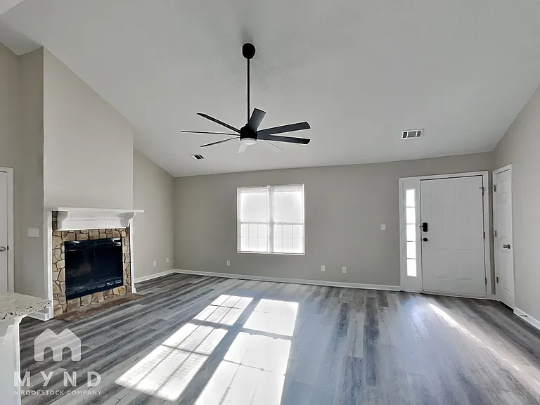 215 Shamrock Way — Photo 4