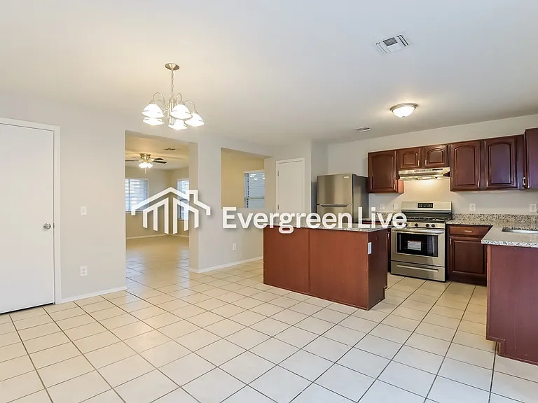 1581 E Balaton Pl — Photo 3