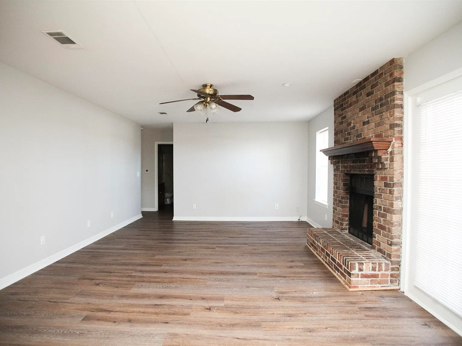 3 bed, 2.0 bath, 1420 sqft, $1,595 — Photo 2