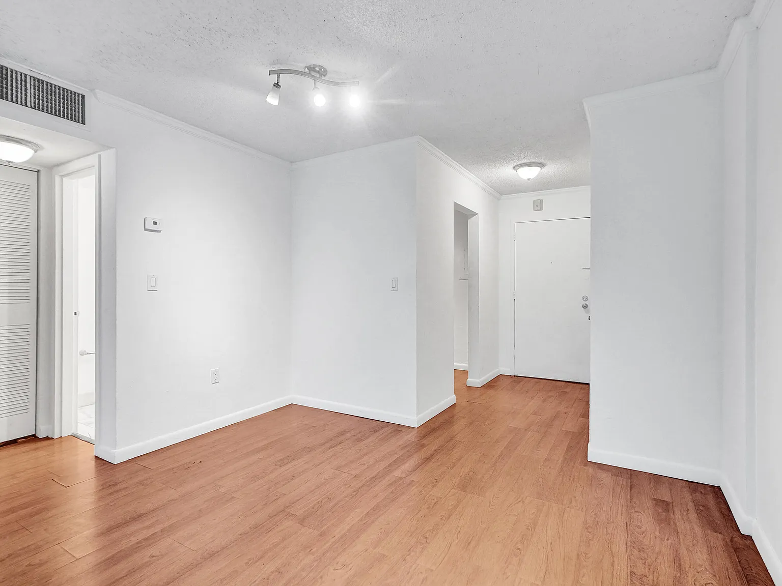 1 bed, 1.5 bath, 673 sqft, $1,600 — Photo 4