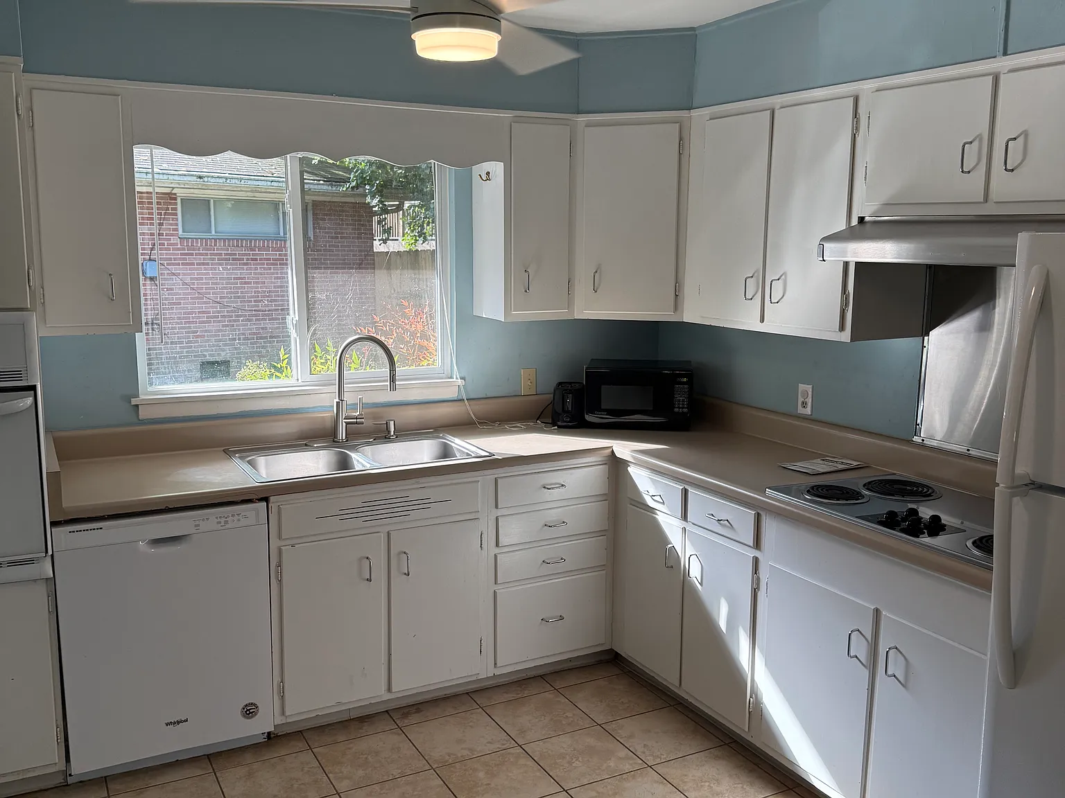 2 bed, 1075 sqft, $1,300 — Photo 4