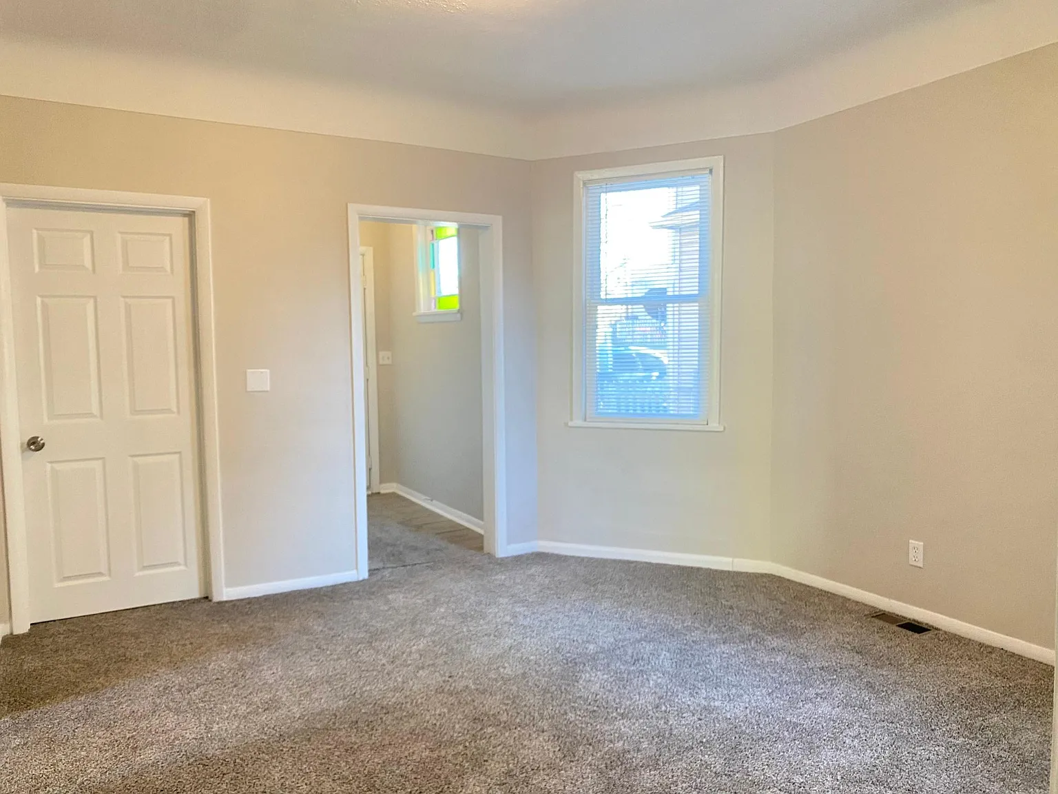 3 bed, 1000 sqft, $1,300 — Photo 3